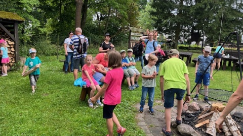 W ramach zajęć Letniej Akademii Recyklingu dzieci odwiedziły Nadleśnictwo Żołędowo/fot. Elżbieta Rupniewska