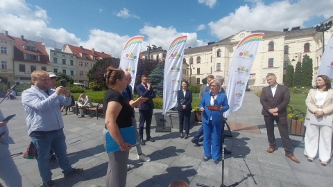 Podczas konferencji działaczka społeczna z Łęgnowa Renata Włazik wręczyła minister fragment drzewa wyciętego przy budowie drogi ekspresowej S10 i skrytykowała przebieg budowanej trasy/fot. Jolanta Fischer
