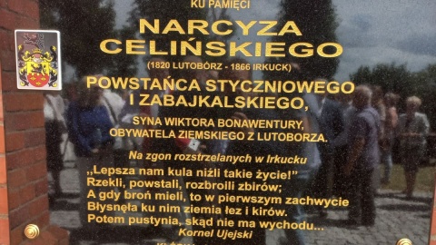 Podczas uroczystości odsłonięto tablicę poświęconą pamięci Narcyza Celińskiego/fot. Marek Ledwosiński