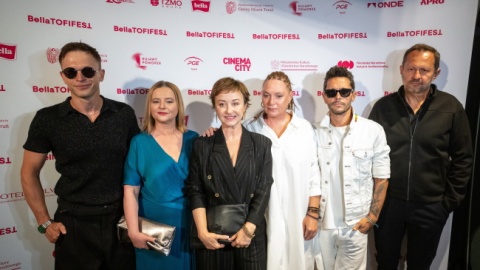 Jury Konkursu Głównego ON AIR, od lewej: Piotr Trojan, Jowita Budnik, Gabriela Muskała, Anna Maliszewska, Tomasz Wasilewski, Andrzej Konopka na gali zamknięcia Festiwalu BellaTofifest w Toruniu/fot. Tytus Żmiejewski/PAP/EPA