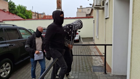 Doprowadzenie podejrzanego 29-letniego Kolumbijczyka do prokuratury w Świeciu. / Fot. Marcin Doliński