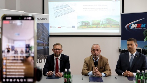 Umowę podpisano w obecności dziennikarzy, następnie odbyła się prezentacja pojazdu i krótka przejażdżka/fot. Tatiana Adonis