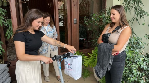 Pani Martyna Jopek odebrała hulajnogę elektryczną/fot. Izabela Langner