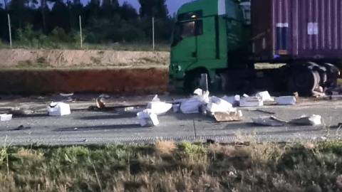 Jedna z ciężarówek została kompletnie zniszczona. Na drogę rozsypał się przewożony ładunek. / Fot. Heron15 Pomoc Drogowa Bydgoszcz 24h / Krystian Andruszczenko