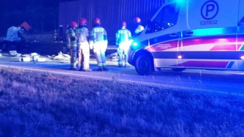 Jedna z ciężarówek została kompletnie zniszczona. Na drogę rozsypał się przewożony ładunek. / Fot. Heron15 Pomoc Drogowa Bydgoszcz 24h / Krystian Andruszczenko