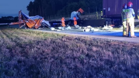 Jedna z ciężarówek została kompletnie zniszczona. Na drogę rozsypał się przewożony ładunek. / Fot. Heron15 Pomoc Drogowa Bydgoszcz 24h / Krystian Andruszczenko