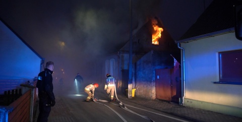 Tragiczny pożar domu w Szubinie pod Bydgoszczą. Jedna osoba nie żyje