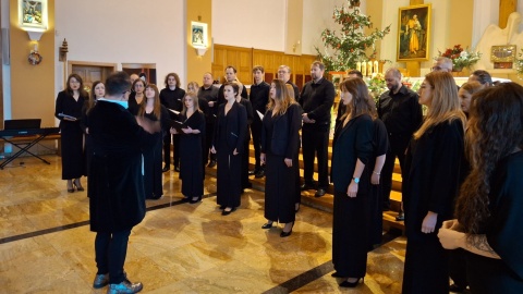 Dźwięk kolęd napełnia Chełmno W konkursie rywalizują chóry z całej Polski [wideo]