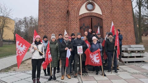 Z flagami przeszli z Szubina do Wolwarku. Cel  upamiętnić powstańców styczniowych