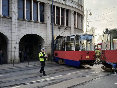 W centrum Bydgoszczy wykoleił się tramwaj Konstal wjechał w budynek dawnego Savoya [wideo, zdjęcia]