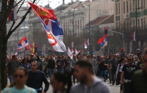 Serbia: Tysiące osób maszerują ulicami Belgradu. Samochód uderzył w grupę protestujących