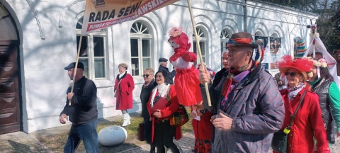 Młodsi i starsi hucznie witali wiosnę Kolorowe przemarsze w Bydgoszczy i Inowrocławiu