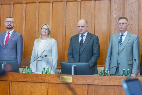 Lepsza sytuacja na rynku pracy i w inwestycjach drogowych. W Toruniu obradował sejmik