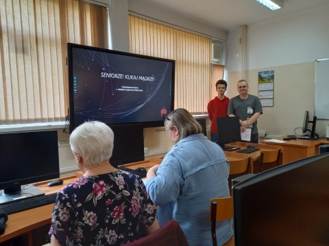 Nietypowa lekcja w bydgoskim Elektroniku. W roli nauczycieli - uczniowie, w ławkach - seniorzy