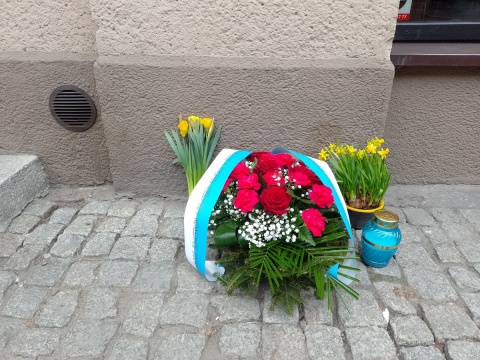 Toruń pamięta o powstaniu w getcie warszawskim. Rocznica uczczona w miejscu dawnej synagogi