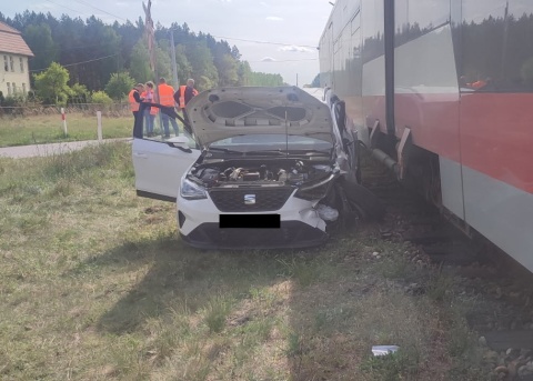 Samochód osobowy wjechał pod pociąg w Ostromecku [zdjęcia]