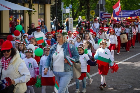 Flagi europejskich państw na ulicach Włocławka. Przez miasto przeszła Parada Schumana