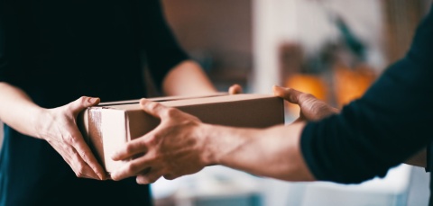 Jak wybrać najlepszą formę dostawy dla klientów Twojego sklepu? Przewodnik po biznes ofertach dla e-commerce [reklama]