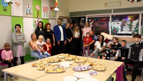 Salon piękności w bydgoskich szpitalach. Prezent od fundacji dla mam chorych dzieci [wideo]