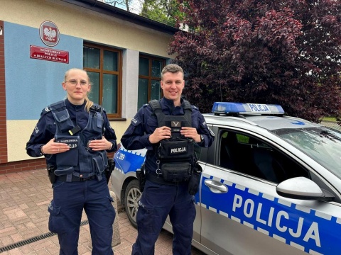 Zamknięte drzwi i seniorka leżąca na podłodze. Policjanci ratowali życie mieszkanki Białych Błot