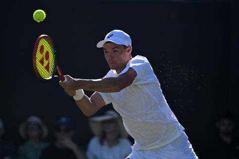 Wimbledon: Dobre otwarcie Majchrzaka. Pokonał byłego finalistę turnieju