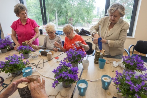 Kluby, warsztaty i zajęcia dla dziadków i wnucząt. Będą pieniądze na projekty dla seniorów