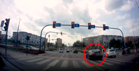 Skręcił z pasa do jazdy prosto. Kierowca uchwycony kamerką w Bydgoszczy [wideo]