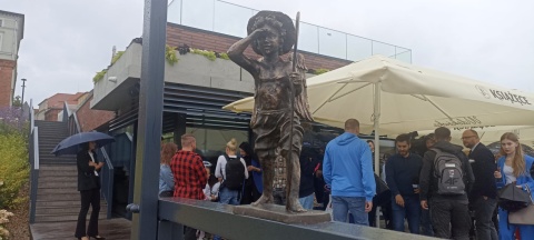 Anioły na ul. Szczytnej i Bulwarze Filadelfijskim w Toruniu. Nowe figurki odsłonięte