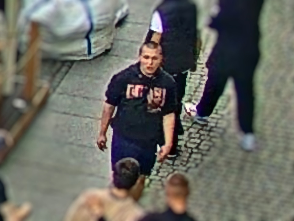 Rozpoznajesz tego mężczyznę? Policja szuka go w związku z pobiciem w Toruniu [wideo]