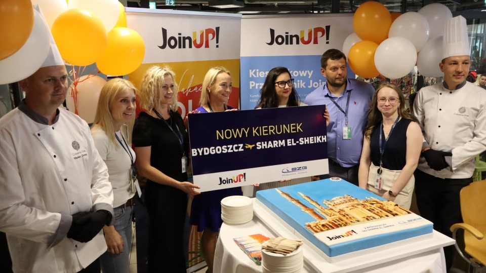 Inauguracyjny rejs z Bydgoszczy do Sharm El-Sheikh. Na pasażerów czekał tort [zdjęcia, wideo]