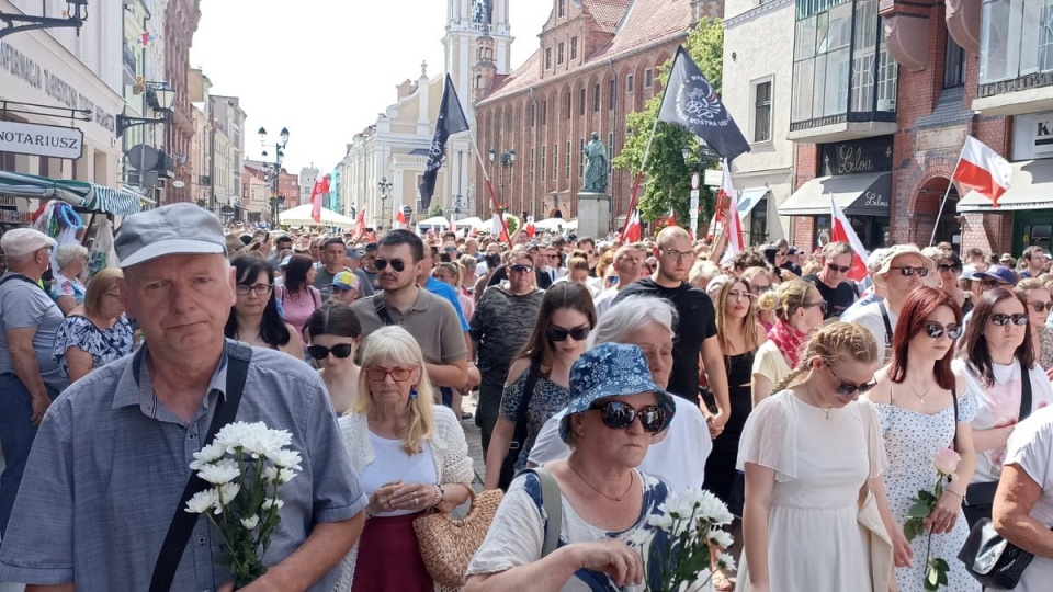 Mieszkańcy Torunia poruszeni zbrodnią! Marsz Milczenia po zabójstwie Klaudii [wideo, zdjęcia]