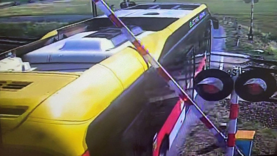 Miejski autobus utknął na przejeździe w Inowrocławiu. Kierowca stracił prawo jazdy [wideo]