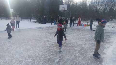 Strażacy trzy razy wylali wodę i teraz można się ślizgać. Tymczasowe lodowisko w Toruniu