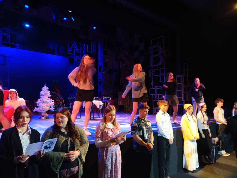O samotności, bliskości i zrozumieniu. Dyplomowy spektakl XV LO w Bydgoszczy [wideo]