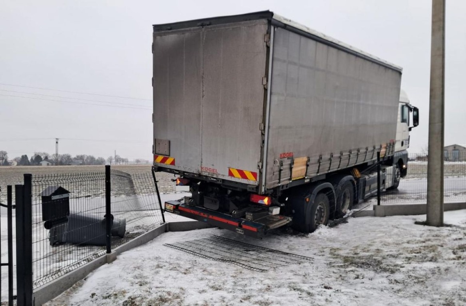 Wypadki, zamarznięta sieć trakcyjna, zamknięte szkoły. Ciężki dzień w regionie - aktualizacja [zdjęcia, wideo]